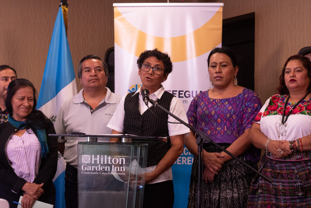 Makrina Gudiel, junto a la comisión de monitoreo de la Política Pública de Protección para personas, organizaciones y comunidades defensoras de DD. HH.